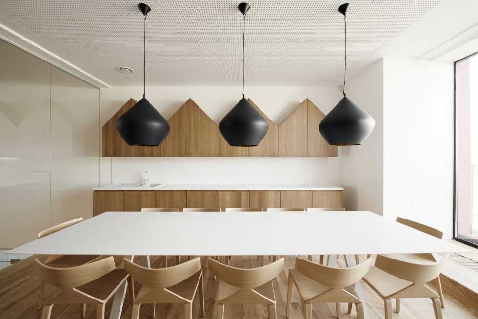 自然原木風(fēng)辦公室裝修設(shè)計(jì)淺木色茶水間