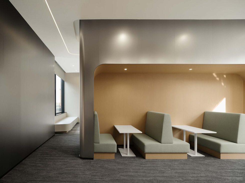 淡雅色簡約現(xiàn)代風(fēng)辦公室裝修設(shè)計(jì)淺色調(diào)卡座洽談區(qū)