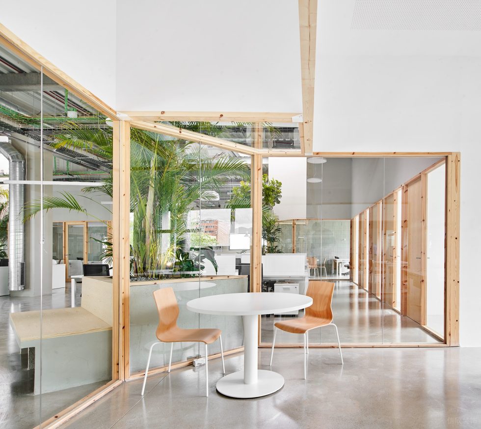 素木色簡約自然風辦公室裝修設計白木色經(jīng)理辦公室洽談區(qū) 素木色簡約自然風辦公室裝修設計白木色經(jīng)理辦公室洽談區(qū)