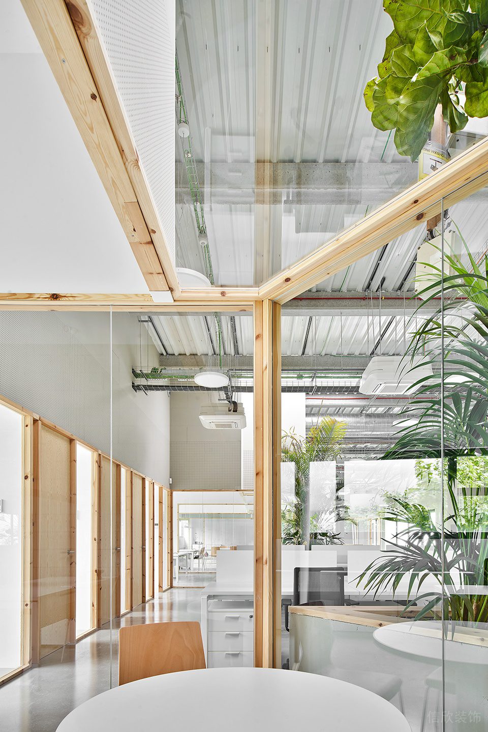 素木色簡約自然風辦公室裝修設計原木色邊框玻璃隔斷 素木色簡約自然風辦公室裝修設計原木色邊框玻璃隔斷