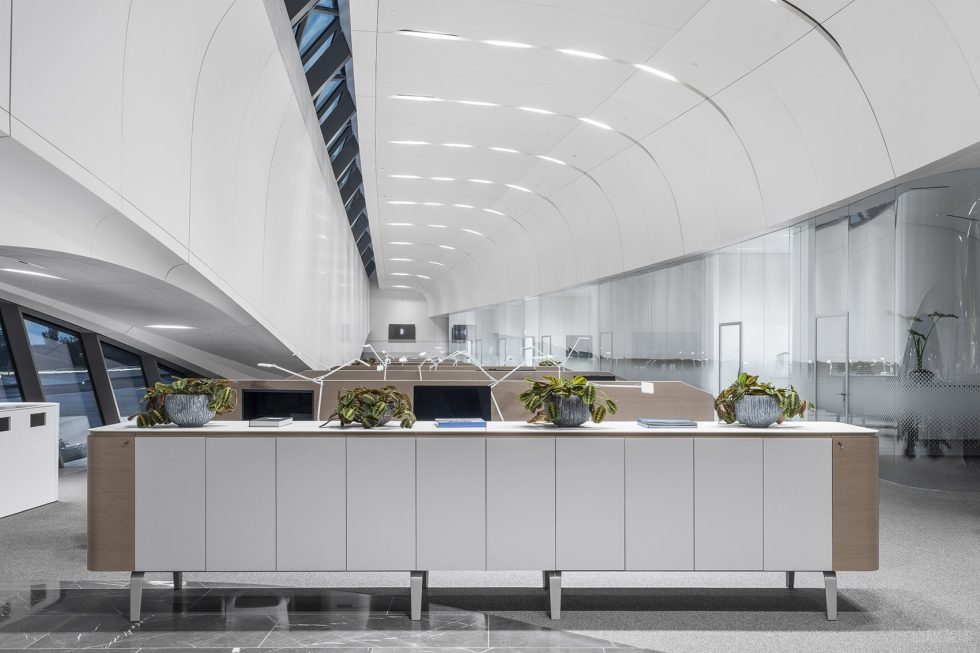 灰白色現(xiàn)代簡約風(fēng)辦公室裝修設(shè)計白木色儲物柜