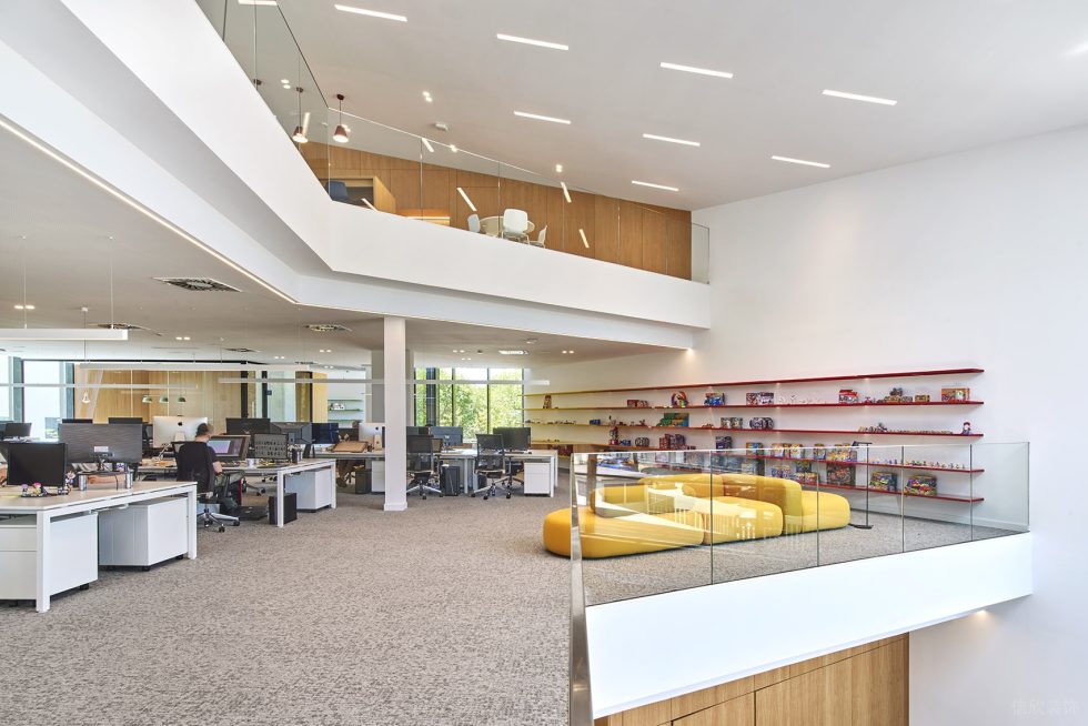 清淡色現(xiàn)代簡約風(fēng)辦公室裝修設(shè)計亮黃色休閑沙發(fā) 清淡色現(xiàn)代簡約風(fēng)辦公室裝修設(shè)計亮黃色休閑沙發(fā)