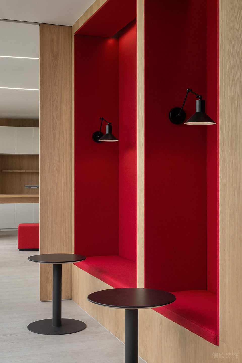 清雅色簡約風辦公室裝修設計艷紅色卡座休閑區(qū)