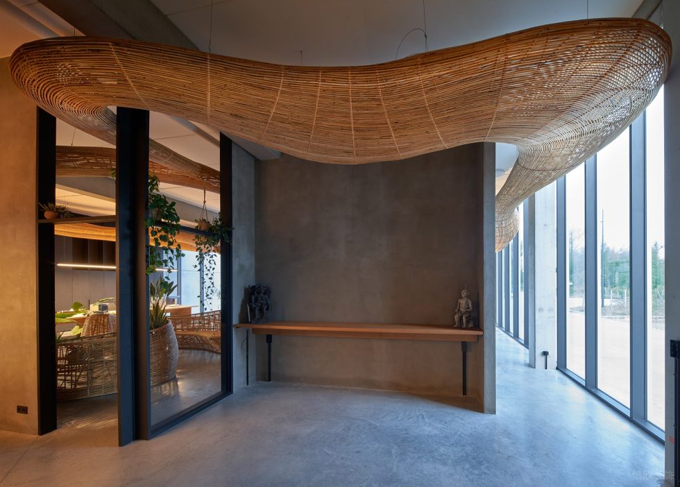 素木色極簡(jiǎn)風(fēng)辦公室裝修設(shè)計(jì)暖暗色過廊