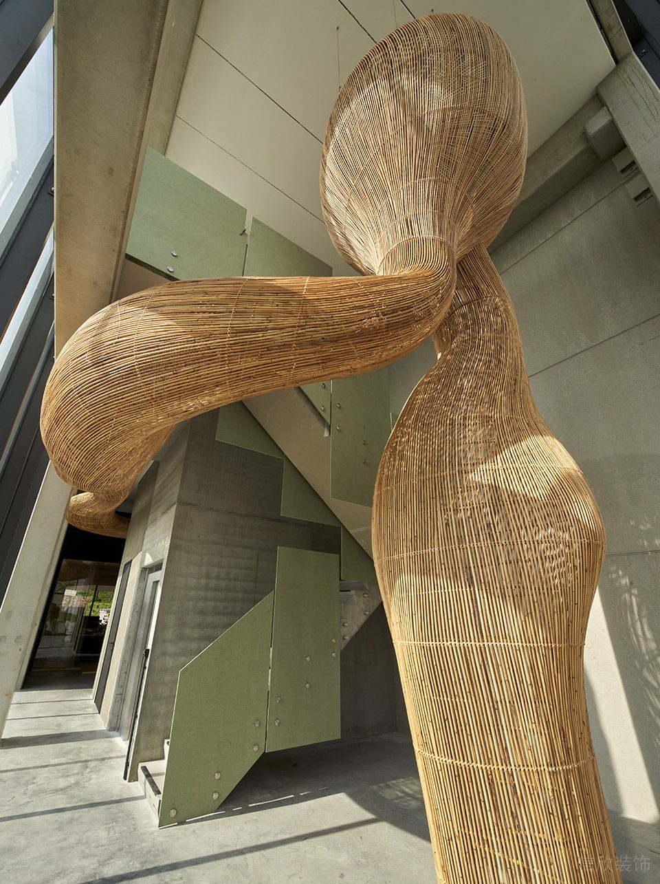 素木色極簡(jiǎn)風(fēng)辦公室裝修設(shè)計(jì)暖色調(diào)竹編藝術(shù)裝置