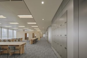 銀灰色現(xiàn)代簡約風(fēng)辦公室裝修設(shè)計淺木色開放式辦公區(qū)效果圖