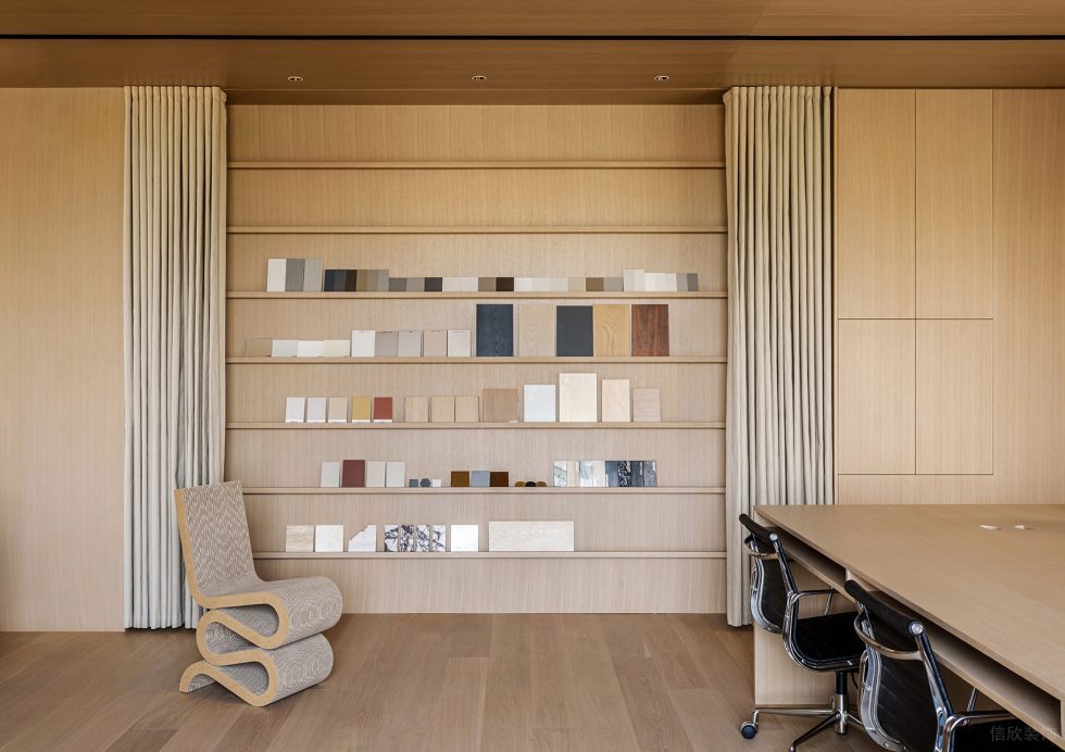 淡色原木簡約風辦公室裝修設計原木色展示陳列架 淡色原木簡約風辦公室裝修設計原木色展示陳列架