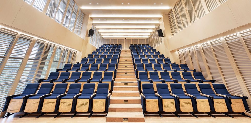 黑白灰高級現(xiàn)代風辦公室裝修設計暖色調培訓室