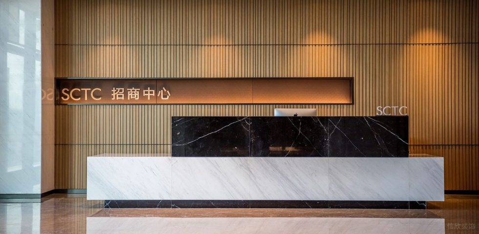 暖色調(diào)現(xiàn)代輕奢風(fēng)辦公室裝修設(shè)計(jì)黑白色大理石前臺(tái) 暖色調(diào)現(xiàn)代輕奢風(fēng)辦公室裝修設(shè)計(jì)黑白色大理石前臺(tái)