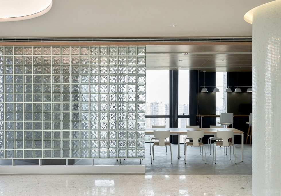 暖色黑白灰極簡風辦公室裝修設計米白色過道 暖色黑白灰極簡風辦公室裝修設計米白色過道