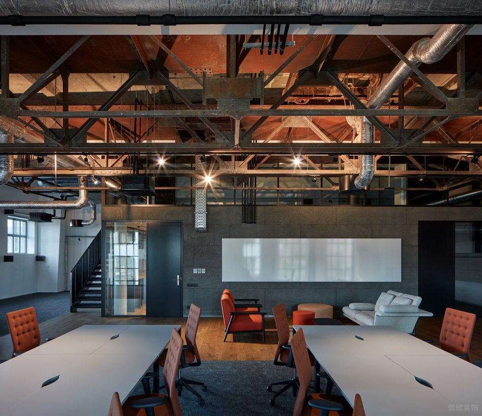 深色工業(yè)風(fēng)辦公室裝修設(shè)計暖灰色辦公區(qū) 深色工業(yè)風(fēng)辦公室裝修設(shè)計暖灰色辦公區(qū)
