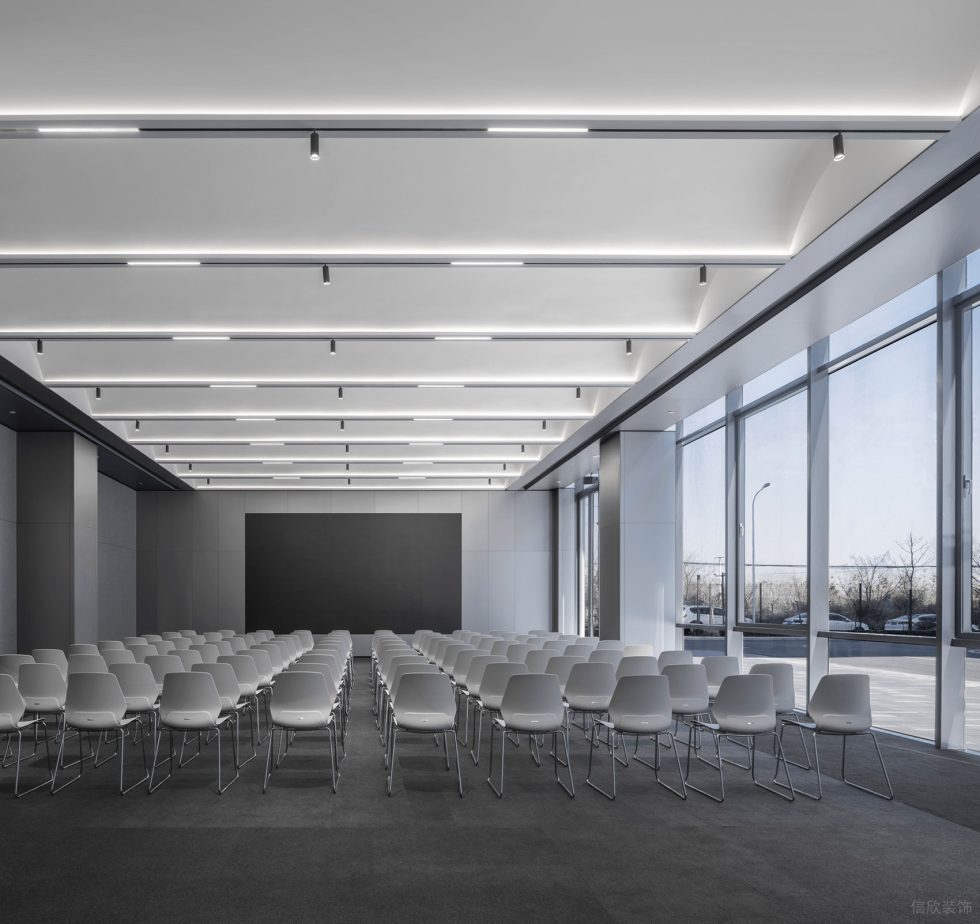 原木質感灰色調現(xiàn)代簡約風辦公室裝修設計灰色培訓室