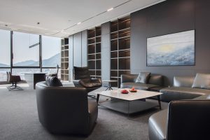 原木質(zhì)感灰色調(diào)現(xiàn)代簡約風(fēng)辦公室裝修設(shè)計灰色調(diào)總裁辦公室效果圖