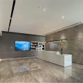 辦公室前臺區地面仿石材瓷磚地面和形象墻設計