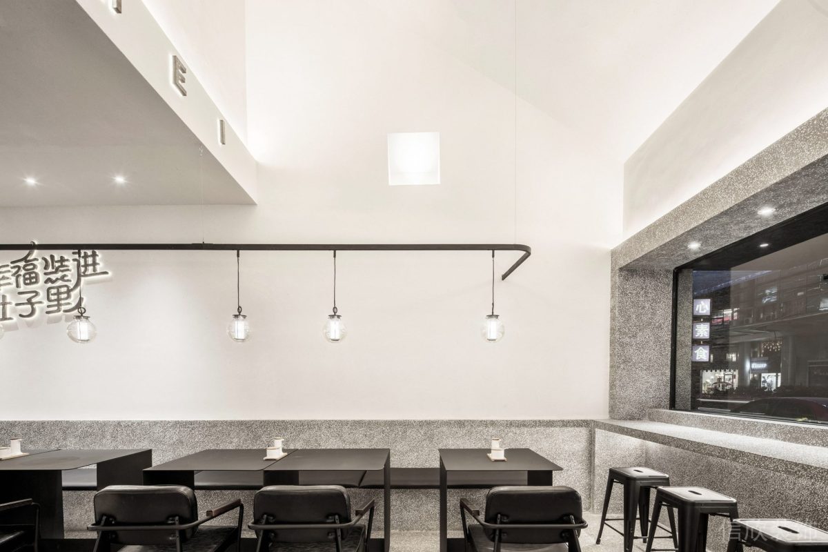 深圳南山南油面館靠墻黑色餐桌裝修設(shè)計(jì)