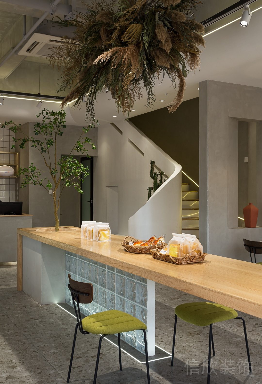 茉里蛋糕店條形木紋吧臺(tái)餐桌裝修圖