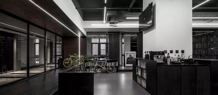 暗黑現(xiàn)代風辦公空間過道柜體裝修設計