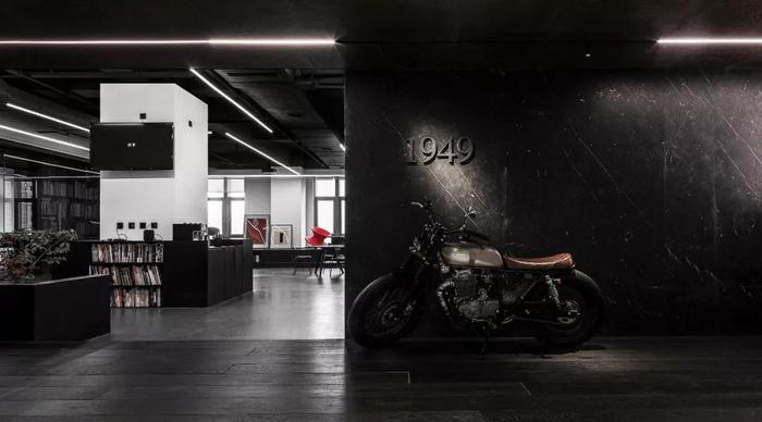 暗黑現(xiàn)代風辦公空間過道黑色石材背景墻裝修設計