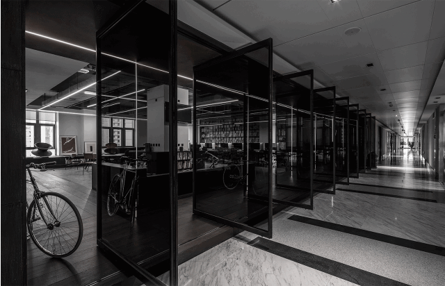 暗黑現(xiàn)代風辦公空間過道裝修設計