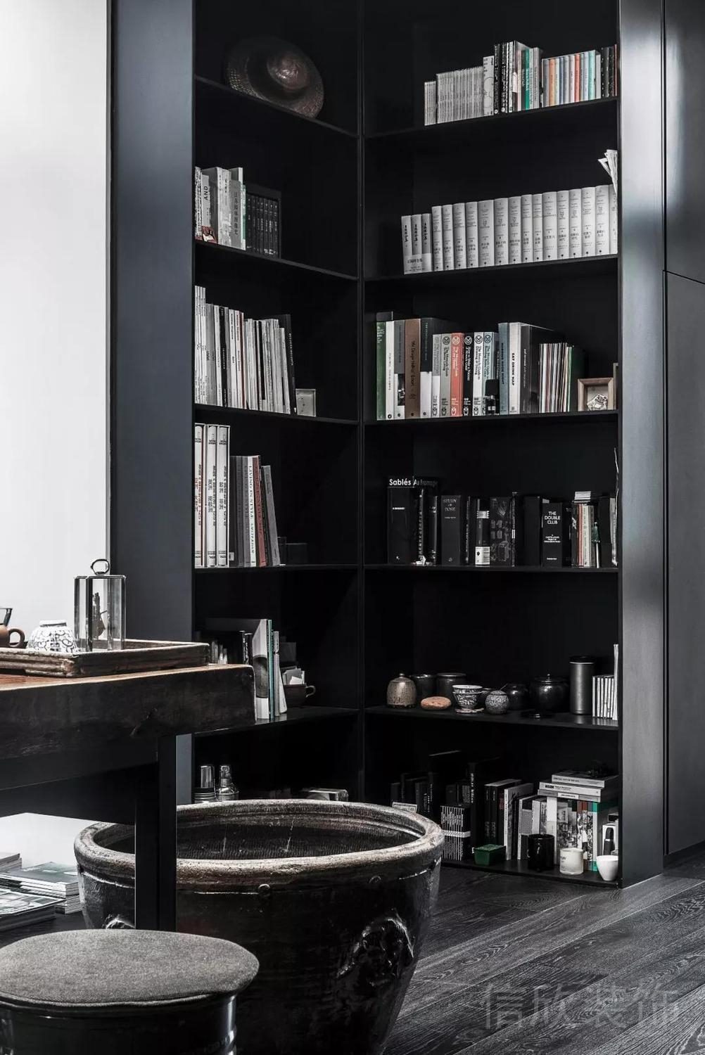 暗黑現(xiàn)代風辦公空間黑色烤漆板柜體裝修設計