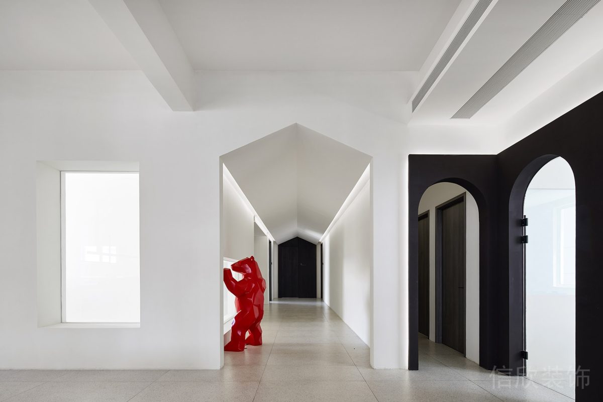 辦公室黑白撞色過道幾何造型設(shè)計