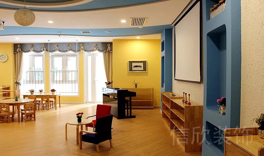 惠州市財富大廈辦公區(qū)域黃藍配色復(fù)古實用投影交流會議空間