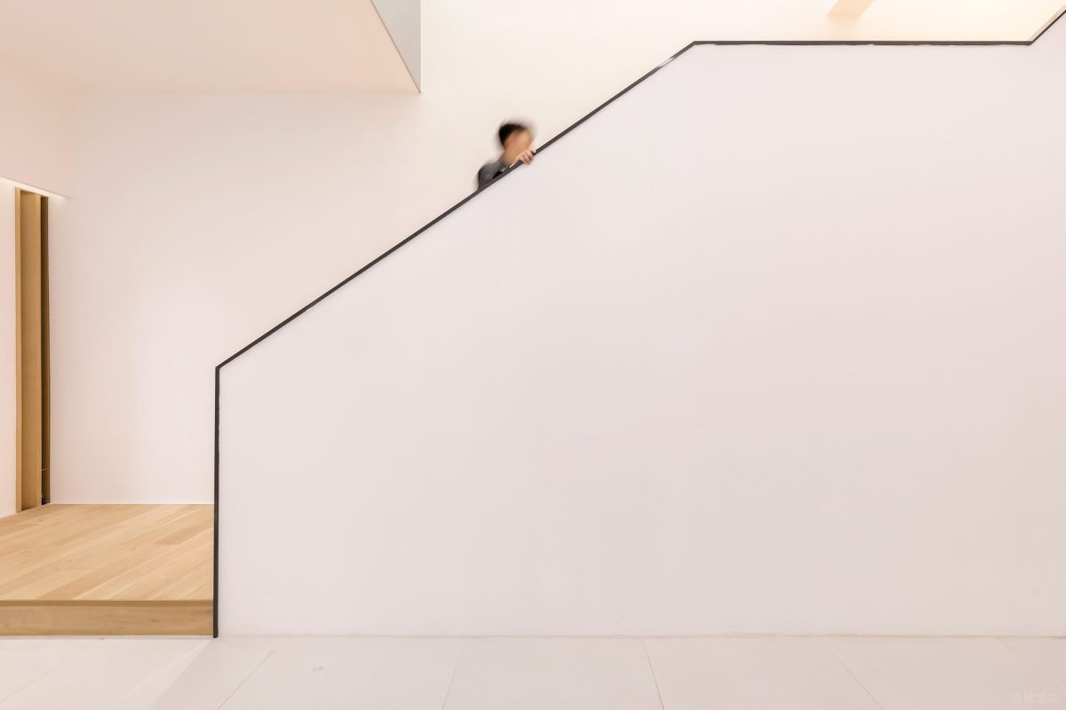 黑邊漫畫(huà)風(fēng)全白墻體辦公室樓梯設(shè)計(jì)