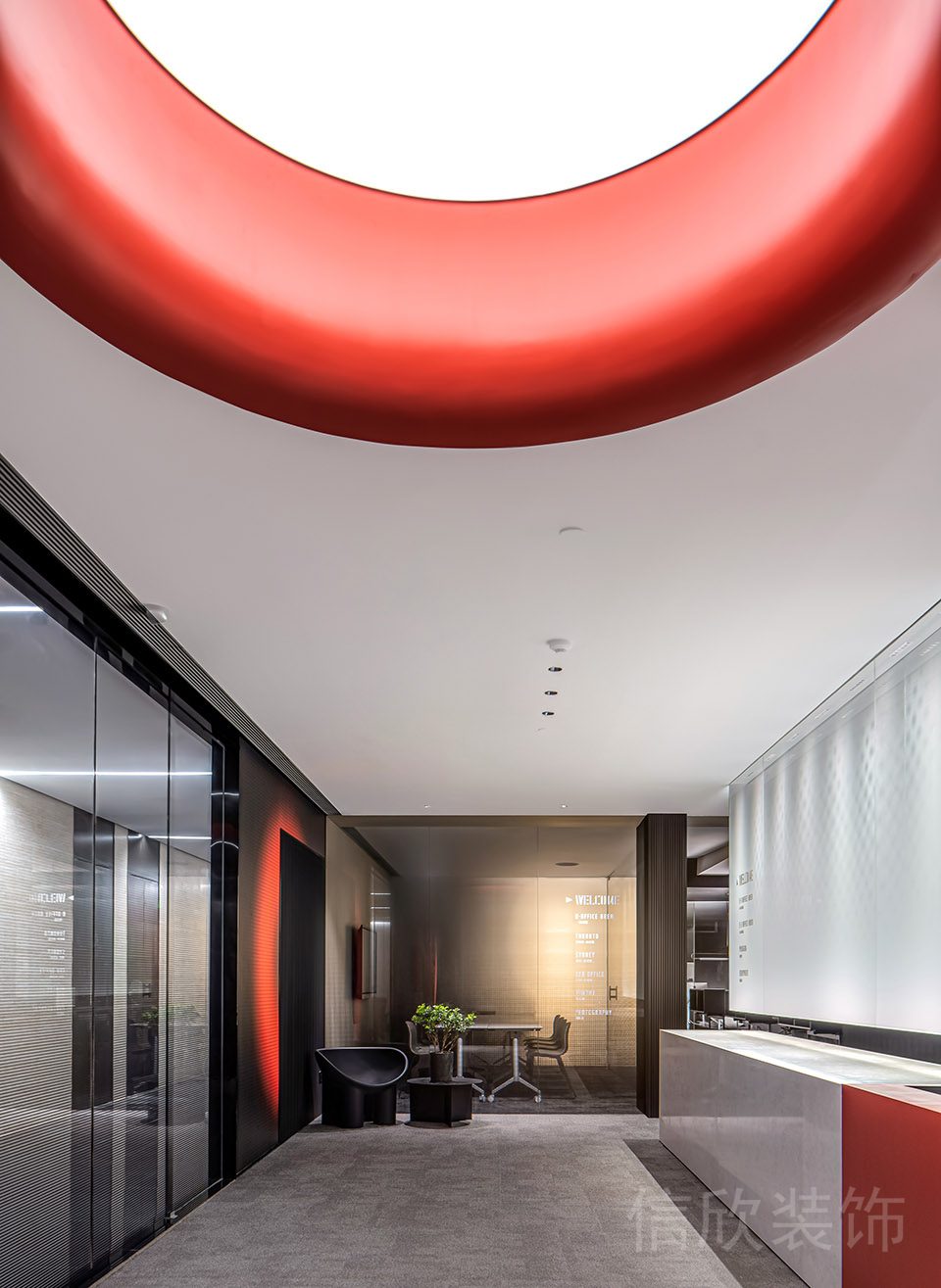 紅黑色調(diào)現(xiàn)代風辦公空間接待區(qū)圓形天花裝修設計