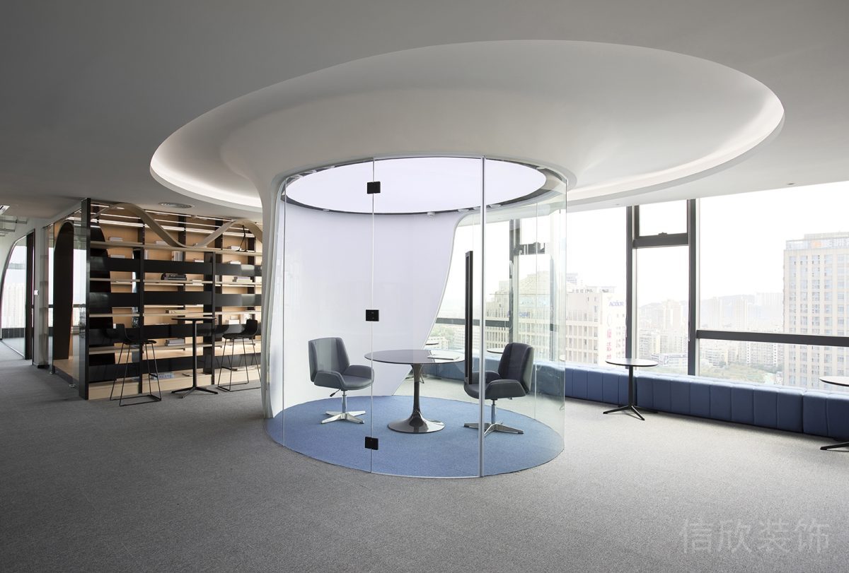 極簡現(xiàn)代風辦公空間圓形玻璃洽談室裝修設計