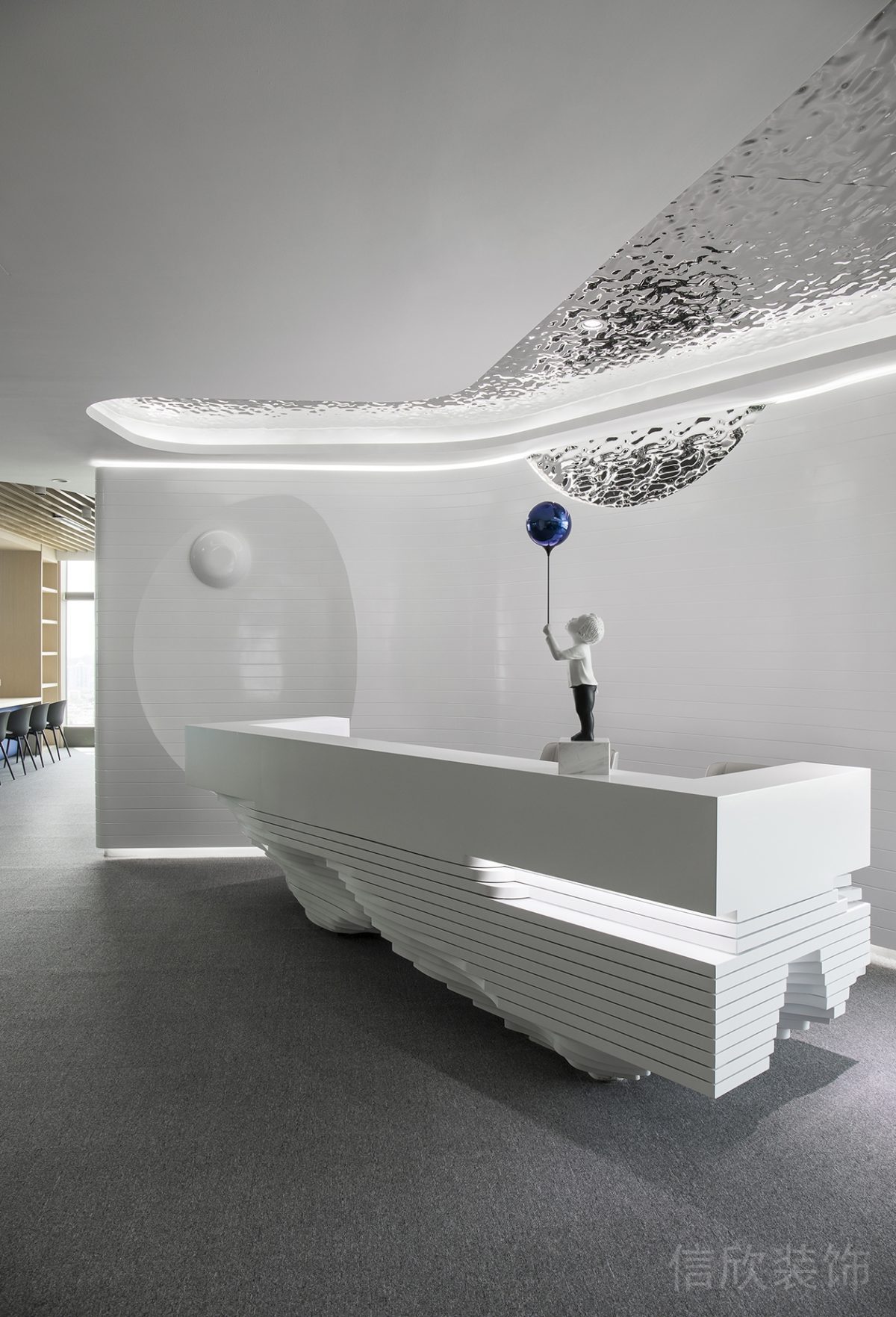 極簡現(xiàn)代風辦公空間異形接待臺設計