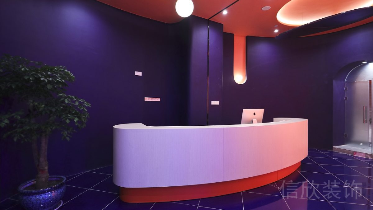 龍華區(qū)理想時代大廈同心游泳館裝修設(shè)計(jì)開放式前臺墻漆與柜臺的撞色設(shè)計(jì)