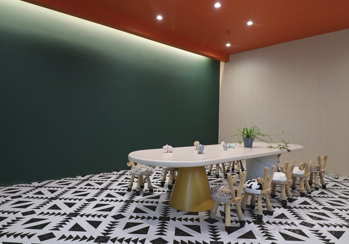 理想時代大廈同心游泳館裝修設(shè)計(jì)休息室極簡桌椅