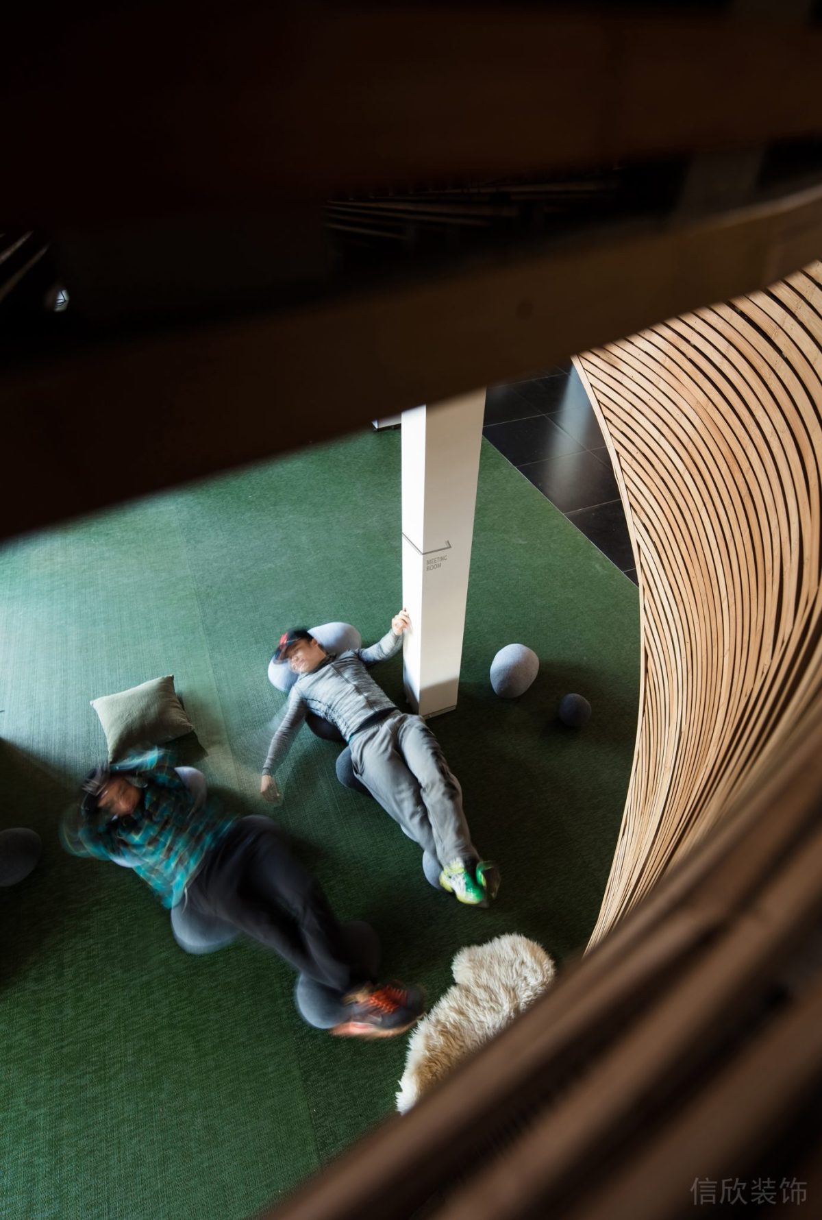 辦公室樓梯木質(zhì)下空間設(shè)計(jì)圣誕綠午休倚靠區(qū)域