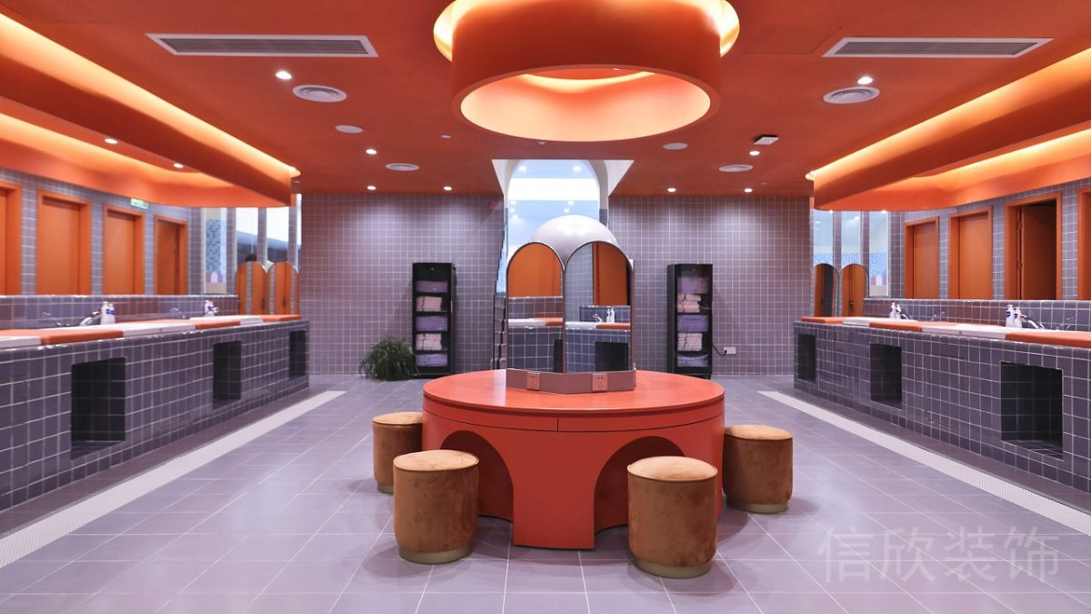 深圳市龍華區(qū)理想時代大廈同心游泳館裝修設(shè)計(jì)沐浴廁所圓形強(qiáng)調(diào)色木桌隱藏式桌椅