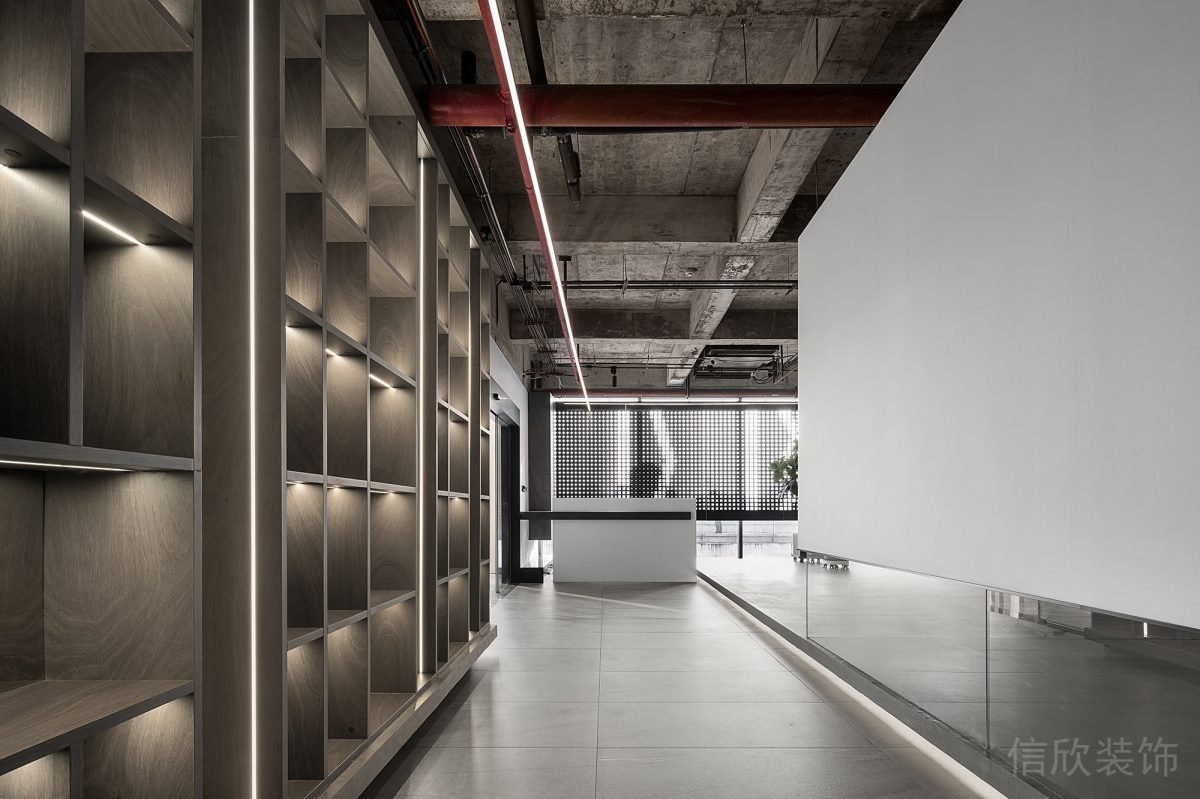 現(xiàn)代工業(yè)風(fēng)辦公空間過道深色木飾面柜體裝修設(shè)計