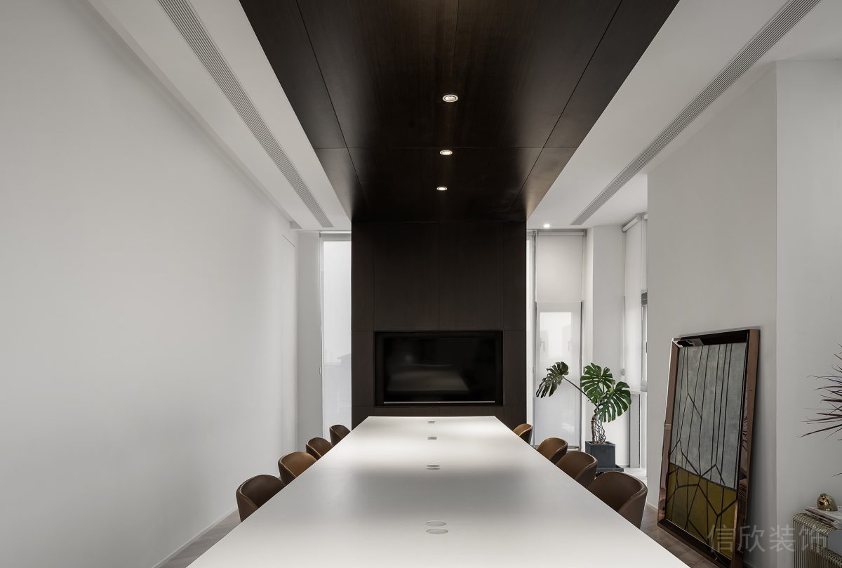 現(xiàn)代工業(yè)風(fēng)辦公空間會議室黑色墻面裝修設(shè)計