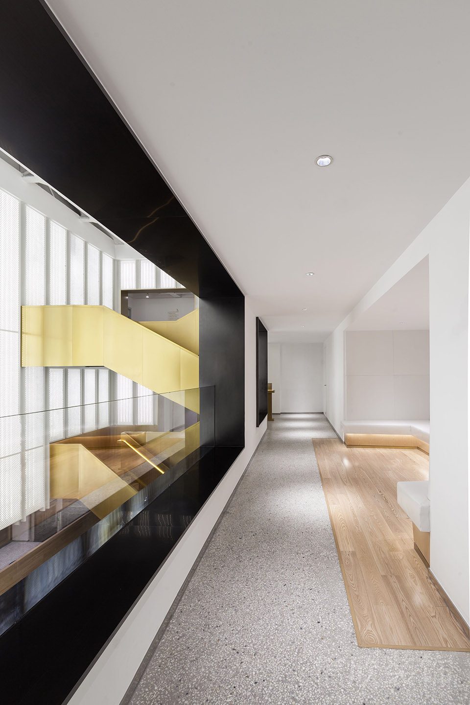 現(xiàn)代工作室玻璃過道拼接木飾面地板設計