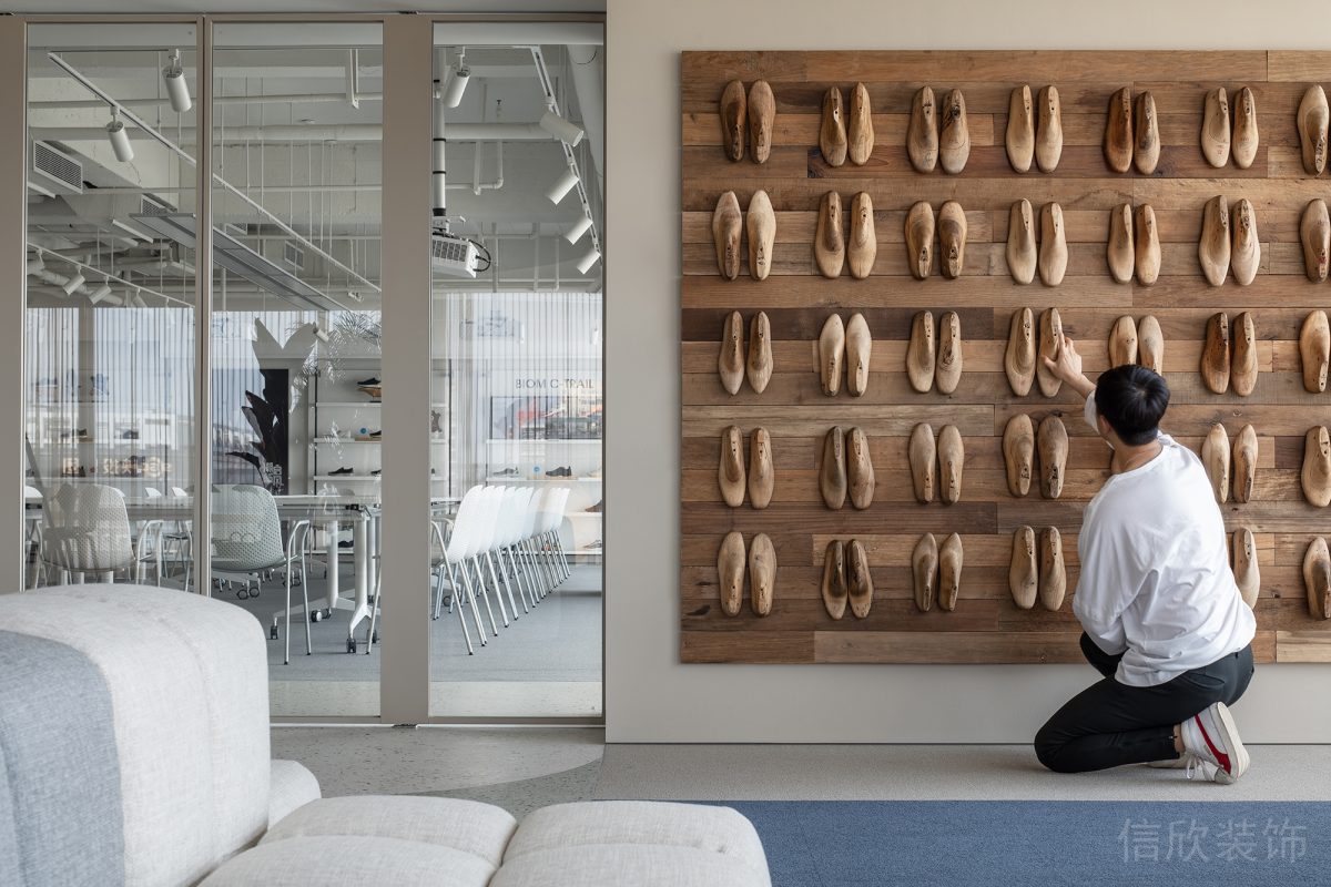 現(xiàn)代簡約風辦公空間接待區(qū)墻面實木造型設計