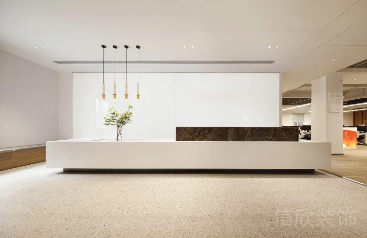 原木風現(xiàn)代風格辦公空間白色接待臺裝修設計.jpg