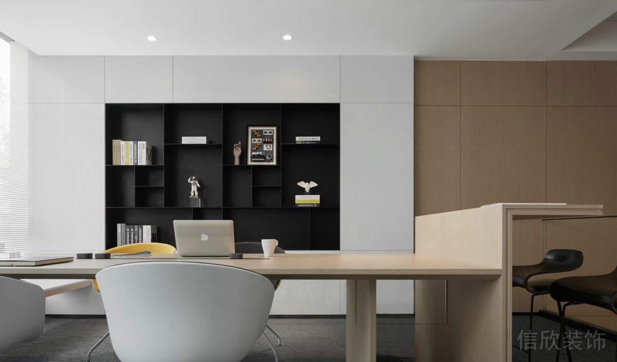 楓木長(zhǎng)桌高矮凳分區(qū)辦公室裝修設(shè)計(jì)