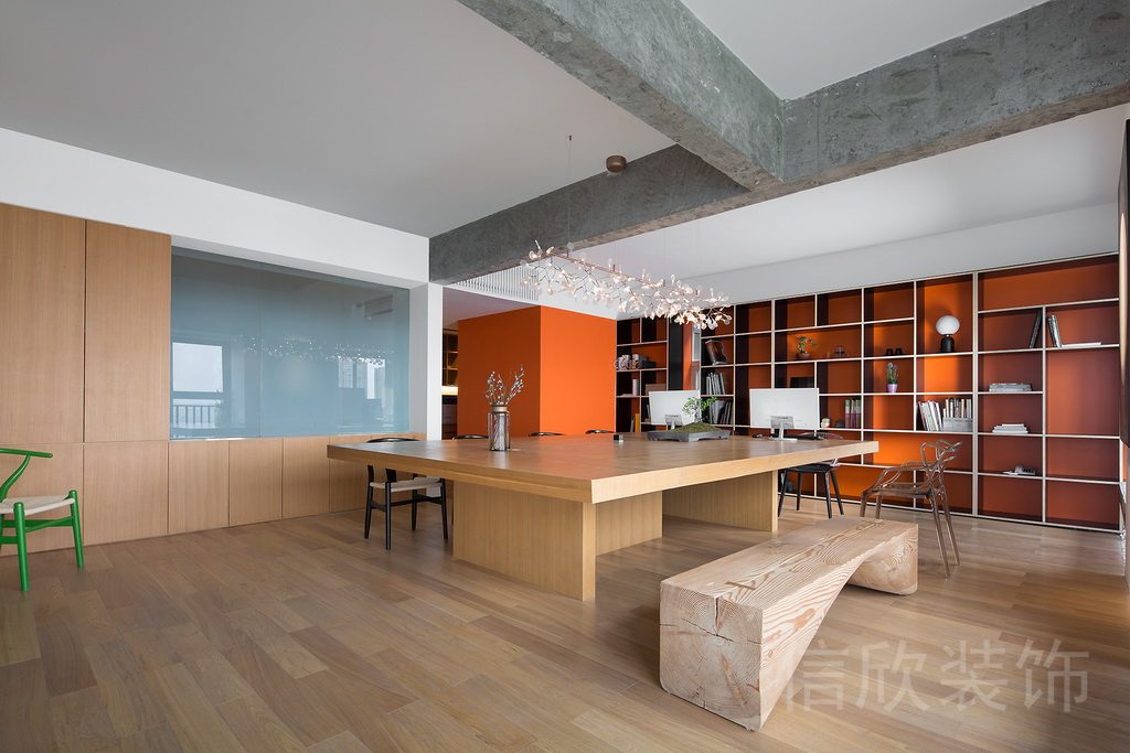 活力橙原木風會議室討論區(qū)域辦公室裝修設(shè)計