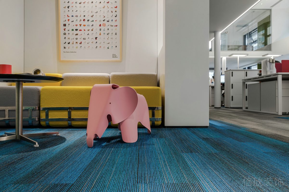 辦公室設計接待前區(qū)皮革沙發(fā)童趣設計