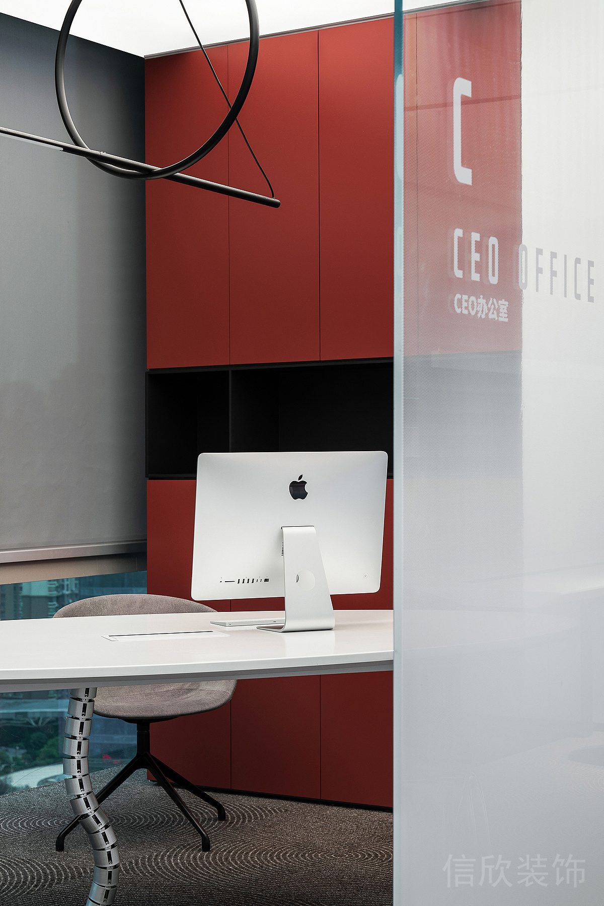 Ceo辦公室蛇形金屬桌腿裝修設(shè)計