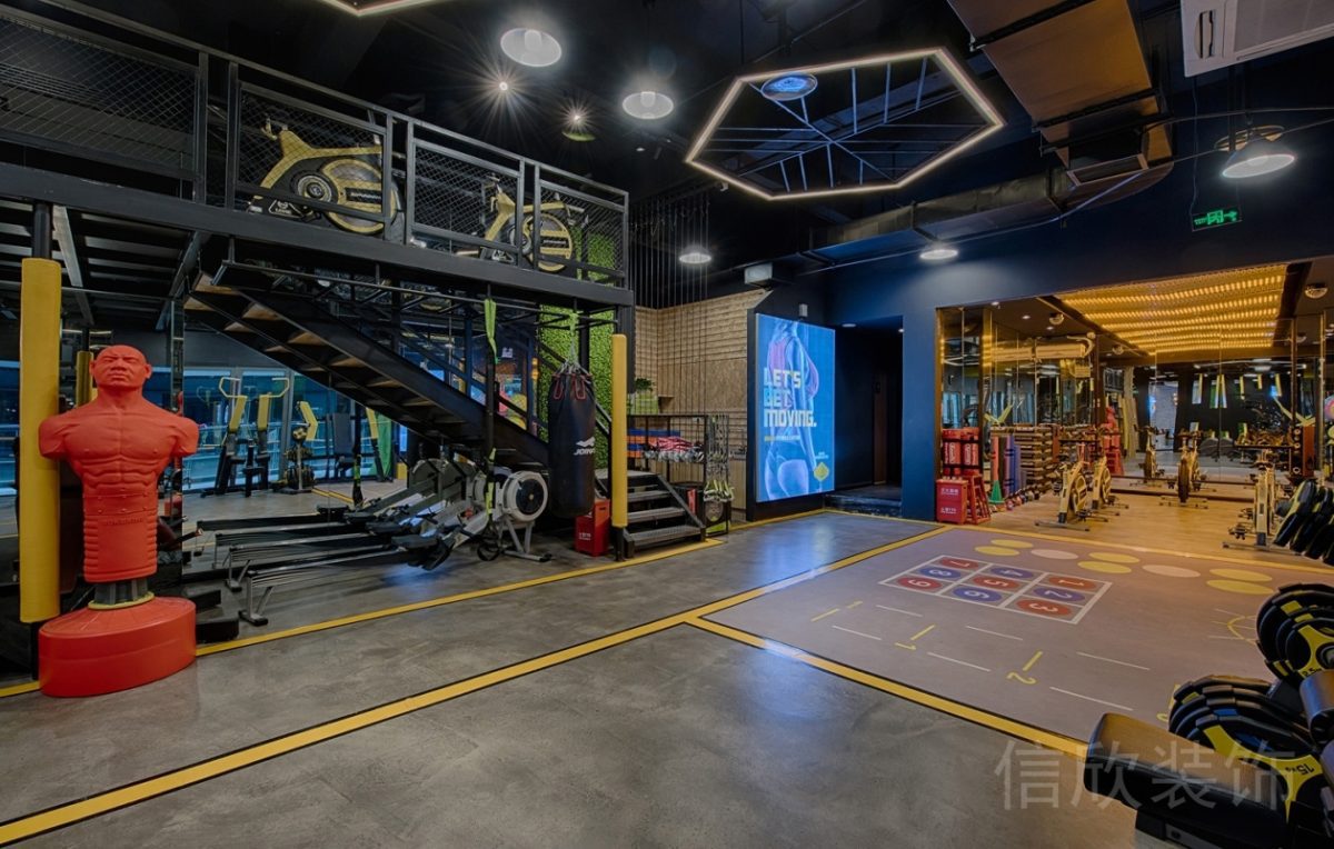 工業(yè)風(fēng)黑色階梯金屬鏤空式二層設(shè)計(jì)健身房裝修