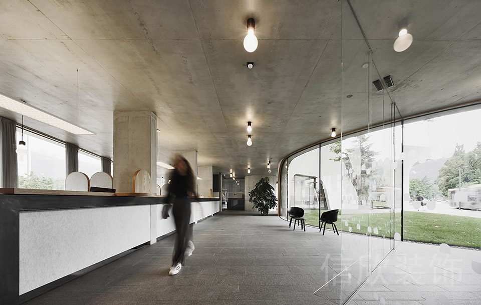 工業(yè)風裝修設計直線式長桌半墻設計玻璃隔斷辦公室