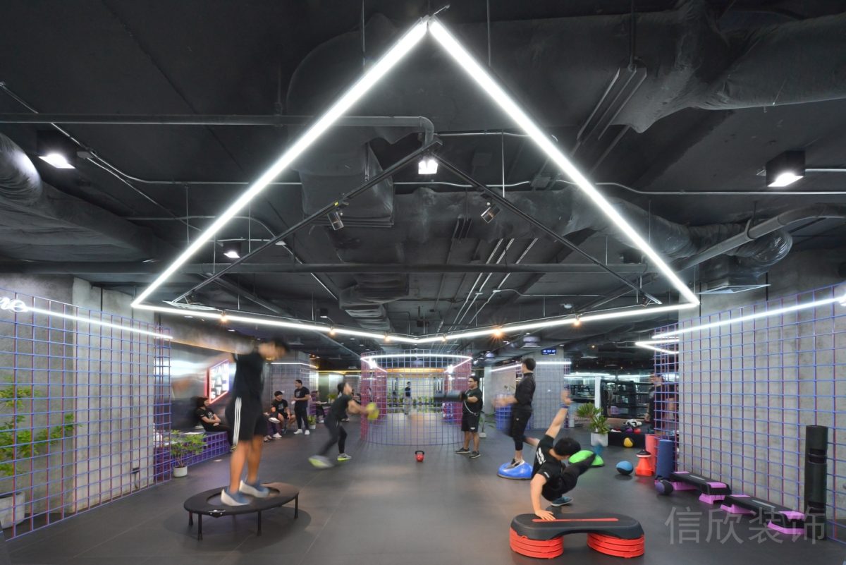 幾何創(chuàng)意天花燈帶直線設(shè)計(jì)開(kāi)放式區(qū)域健身房裝修