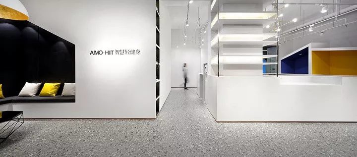 簡約風健身房黑白色調水磨石過道設計