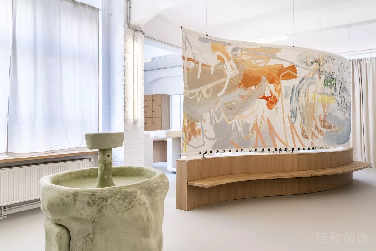 綠色石材洗手池噴泉設(shè)計木質(zhì)過道休息區(qū)