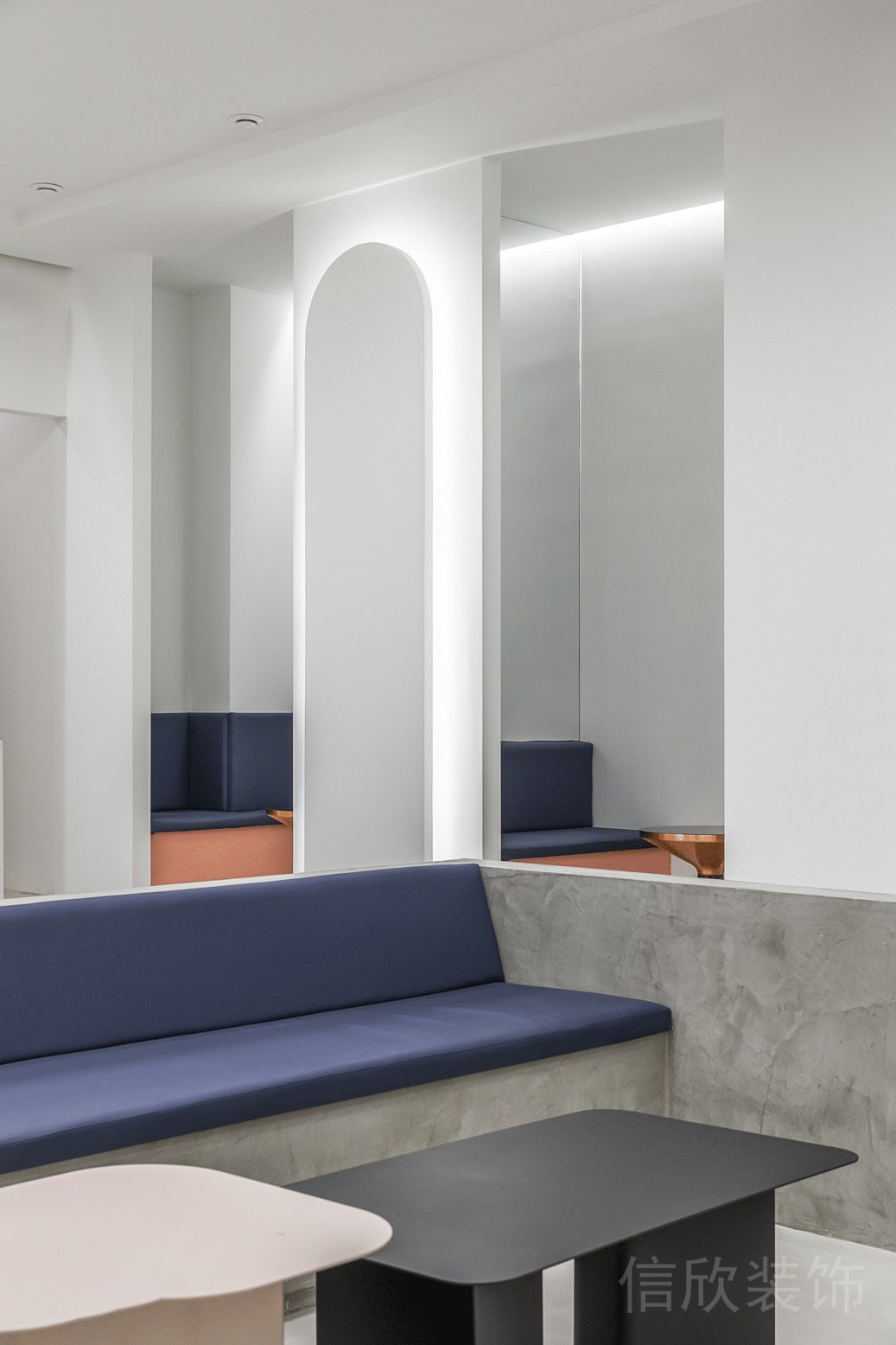 藍色榻榻米沙發瑜伽機構休息區大理石半墻設計