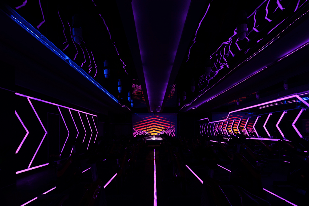 霓虹燈全屋裝修設(shè)計(jì)動(dòng)感單車教室